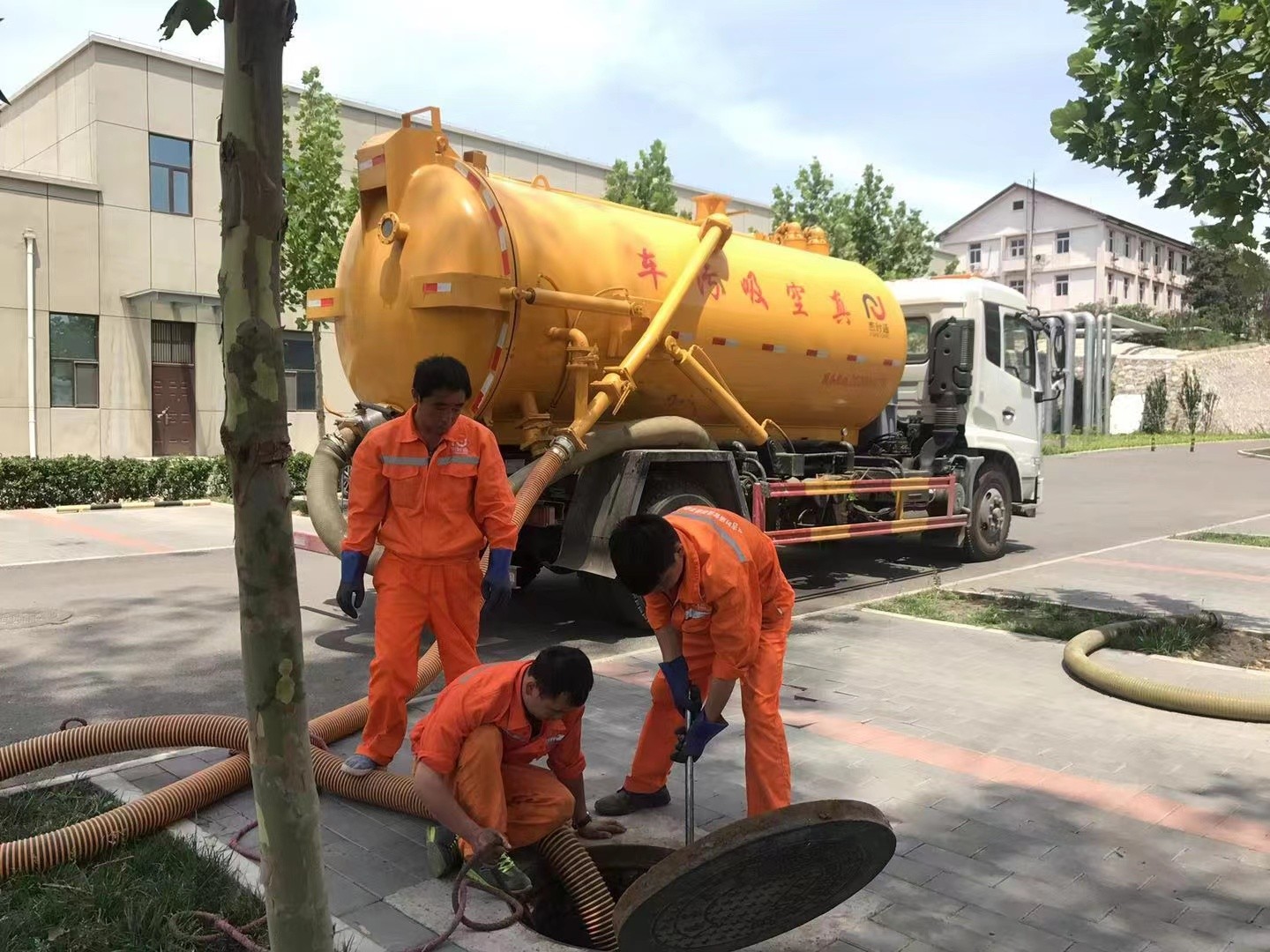 葫芦岛化粪池清理与5-8吨吸粪车施工效率分析